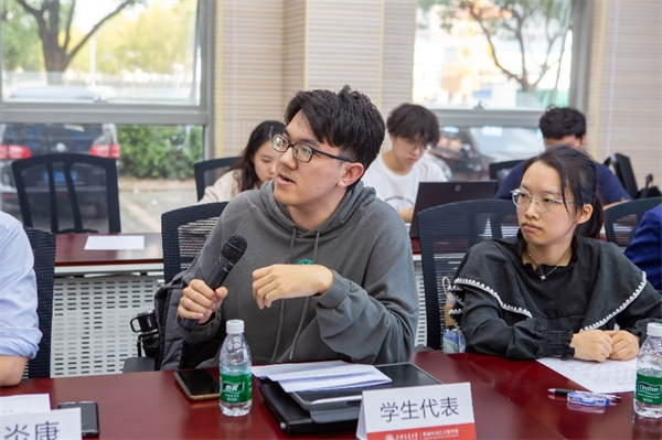 圖11 學(xué)生代表交流討論.jpg