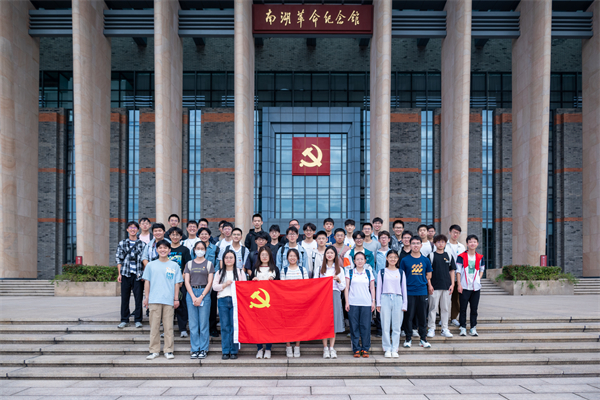 圖1 全體同學在紀念館前合影.jpg