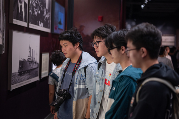 圖2 支部成員參觀學習紀念館.jpg