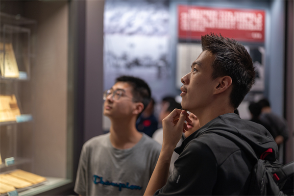 圖3 積極分子參觀學習紀念館.jpg