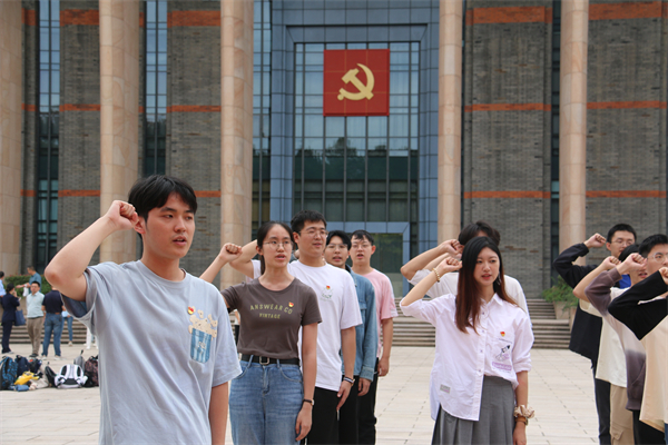 圖4 張?zhí)靷悗ьI支部成員宣誓.jpg