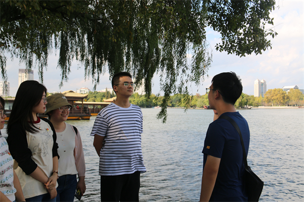 圖5 黃楷熠為同學們講解黨史.jpg