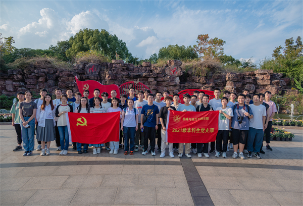 圖7 同學們在南湖合影留念.jpg