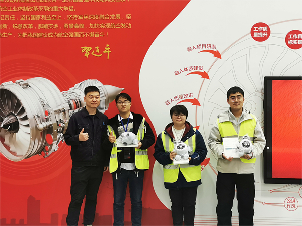 圖5 中國航發(fā)制造裝配中心黨支部贈與支部成員紀念品.jpg