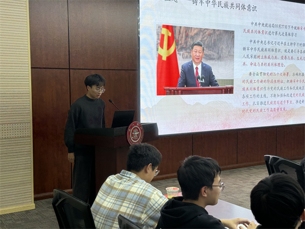 圖4 熊昱涵同學(xué)領(lǐng)學(xué)重要講話.jpg