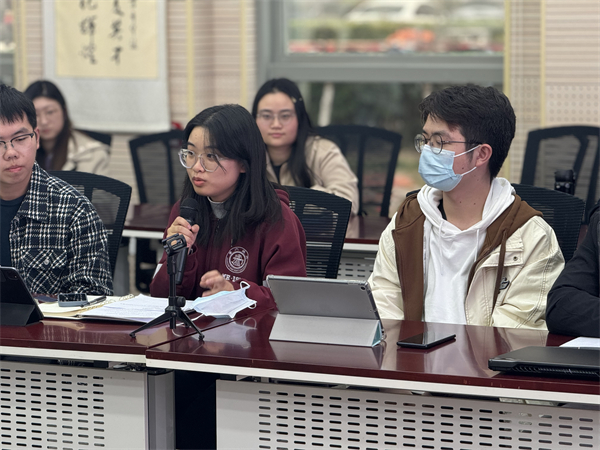 圖5 戴雨吟老師點(diǎn)評(píng)講話.jpg