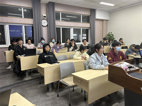 圖2 與會黨員認真學習.jpg