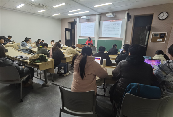 圖2 虞勁帶領(lǐng)理論學(xué)習(xí).jpg