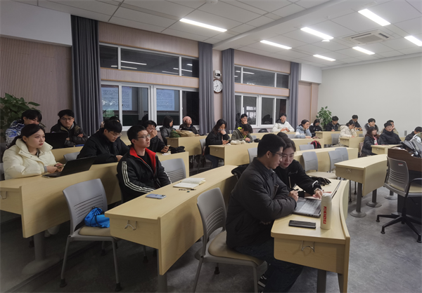 圖3 與會(huì)黨員認(rèn)真學(xué)習(xí).png