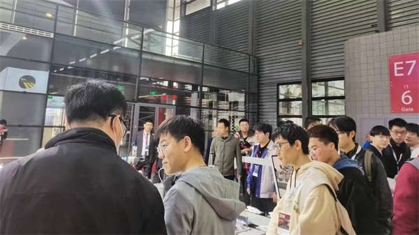 1713068109172143.jpg 圖4-參觀“數(shù)字化車間(工廠)”展覽.jpg