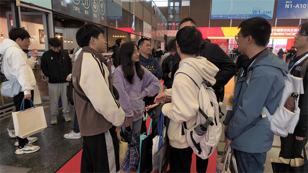 1713068120112178.jpg 圖5-支部成員討論交流.jpg