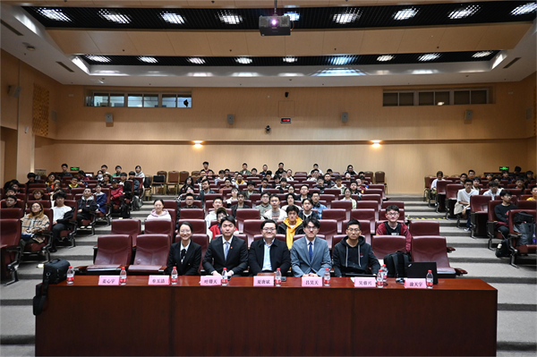 圖10 本科生論壇合照.jpg