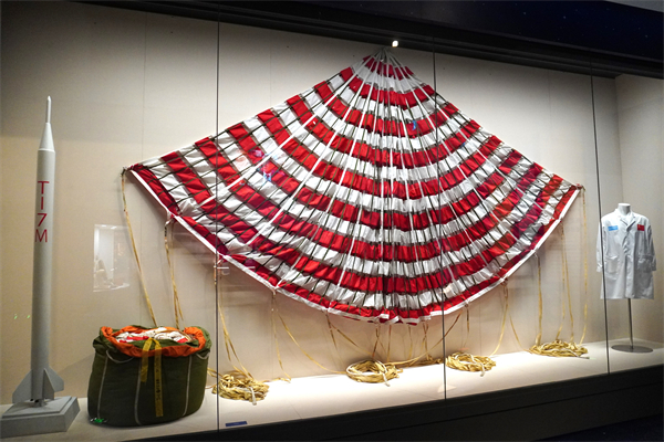 1713795314578206.jpg 圖6 返回式衛(wèi)星降落傘實物.jpg