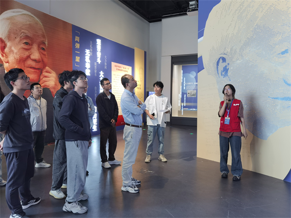 圖2 參觀展覽1.jpg