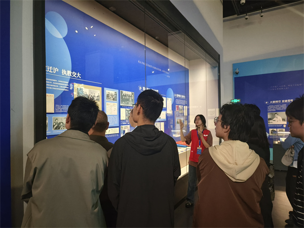 圖3 參觀展覽2.jpg