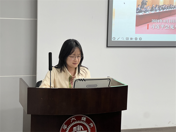 1714396229325750.jpg 圖2 李逸做黨課分享.jpg