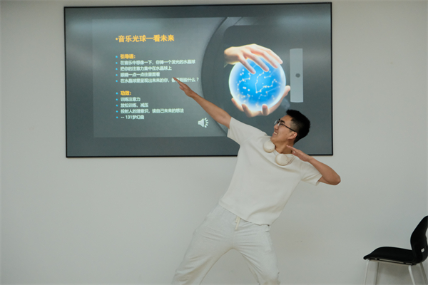 圖5 同學與未來合影留念1.jpg