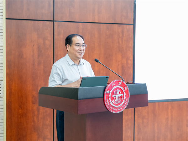 圖2 他教授演講.png