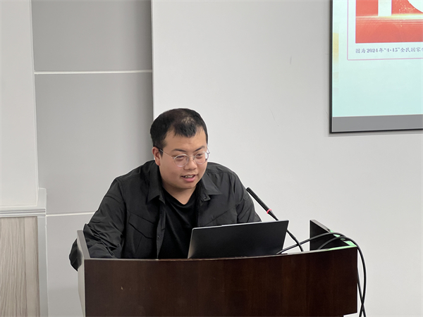 圖3 史昊鵬做黨課分享.jpg