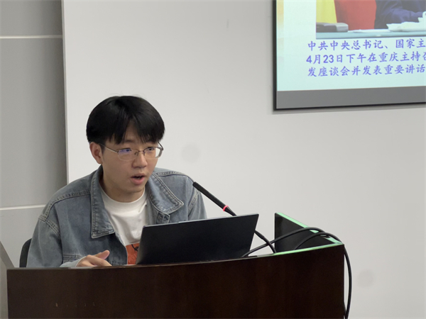 圖4 郭鋒做黨課分享.jpg