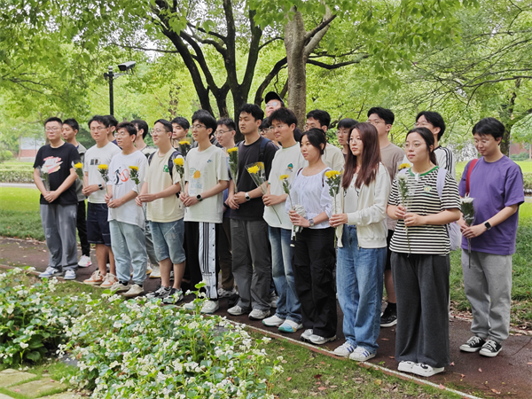 1719647035786645.jpg 圖7 支部黨員緬懷先烈.jpg