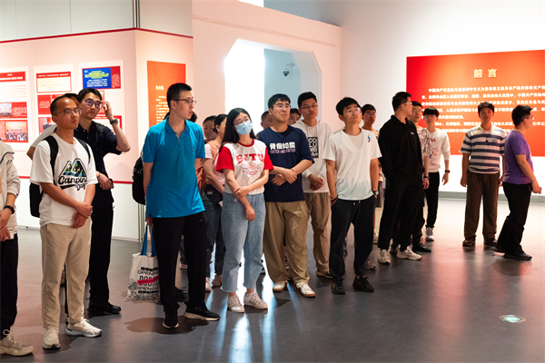 1719842377836349.jpg 2-參觀“紀(jì)律建設(shè)永遠(yuǎn)在路上——中國共產(chǎn)黨紀(jì)律建設(shè)”歷史陳列展.jpg