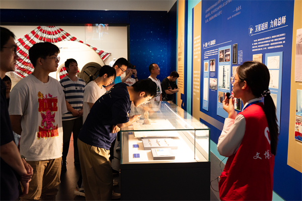 1719842392936709.jpg 3-參觀“鑄箭牧星——‘兩彈一星’功勛科學(xué)家王希季校友專題展”.jpg