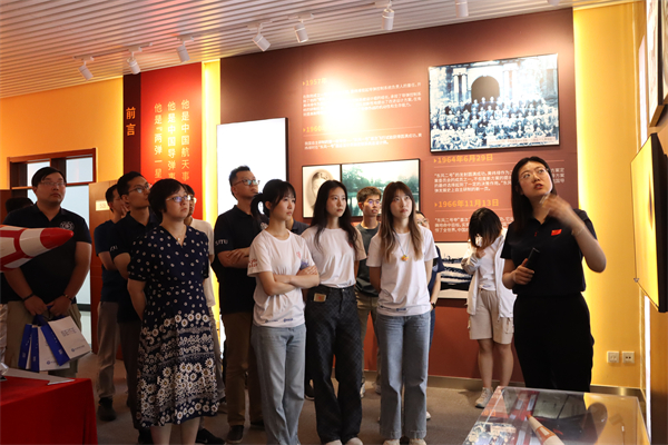 1720868433161801.jpg 圖4 黨員同志認(rèn)真參觀展廳.jpg