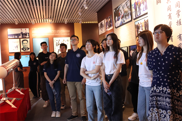 1720868440331391.jpg 圖5 黨員同志認(rèn)真參觀展廳.jpg