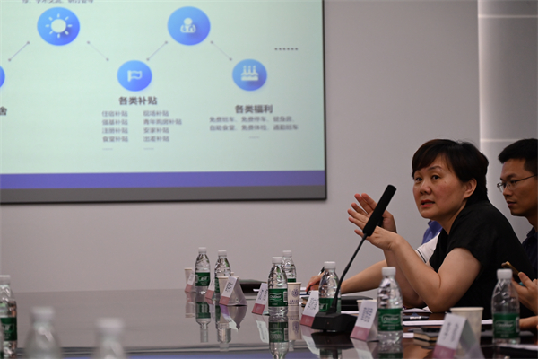 1723895562566860.jpg 圖5-沈翔開(kāi)展招聘政策宣講.jpg