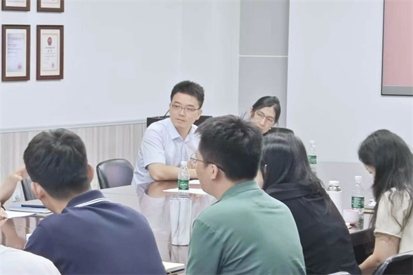 圖2 王國鋒主持會議.jpg