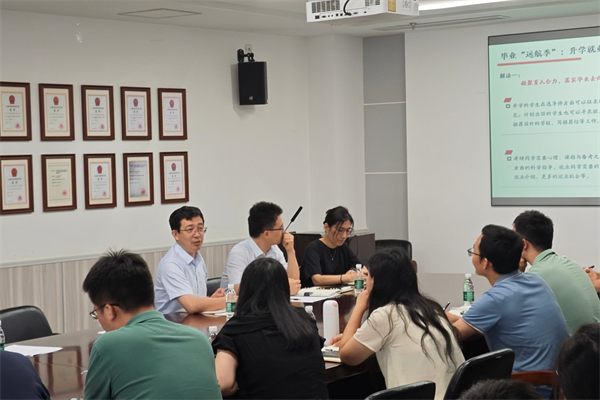 圖4 林芳竹介紹本科生迎新工作.jpg