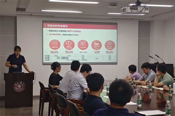 圖6 孫學雷介紹本科教學相關(guān)工作.jpg