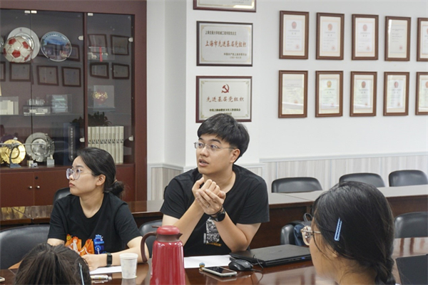 圖5 老師點評特寫.jpg