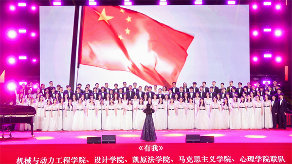 1734012503565422.jpg 圖1+聯(lián)隊(duì)師生在歌會(huì)現(xiàn)場(chǎng)動(dòng)情歌唱.jpg