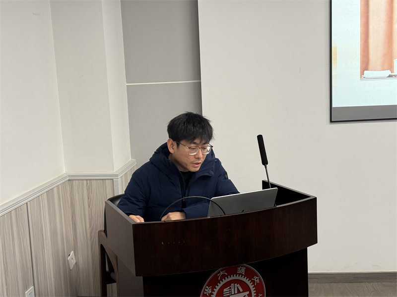 圖2 紀龍做黨課分享.jpg