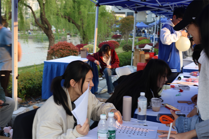 圖三 小朋友嘗試數(shù)字華容道.jpg