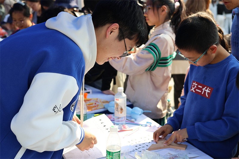 圖四 同學(xué)挑戰(zhàn)四巧板拼圖.jpg