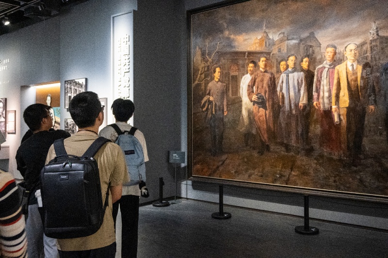 圖4 參觀紀(jì)念館_resized.jpg