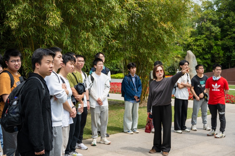 圖6 朱曉麗介紹遺址_resized.jpg