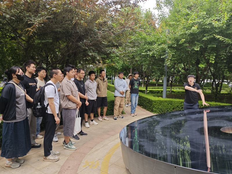 1751116821905493.jpg 圖2+學(xué)生參觀碳化硅大型鏡面_resised.jpg