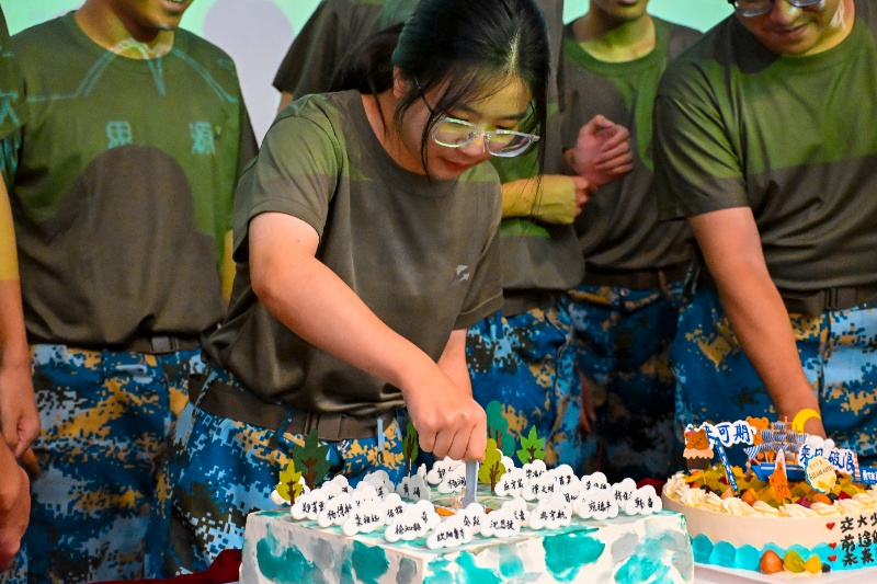 圖9 集體生日會(huì)_resized.jpg