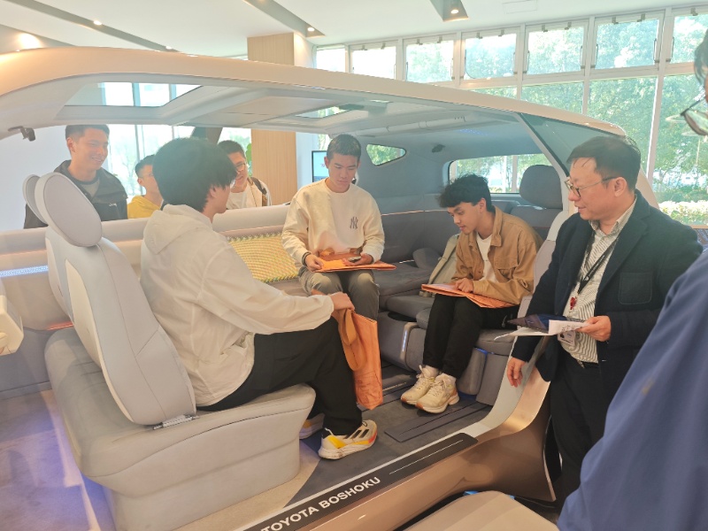 圖片19 同學(xué)們體驗MX OASIS樣車_resized.jpg