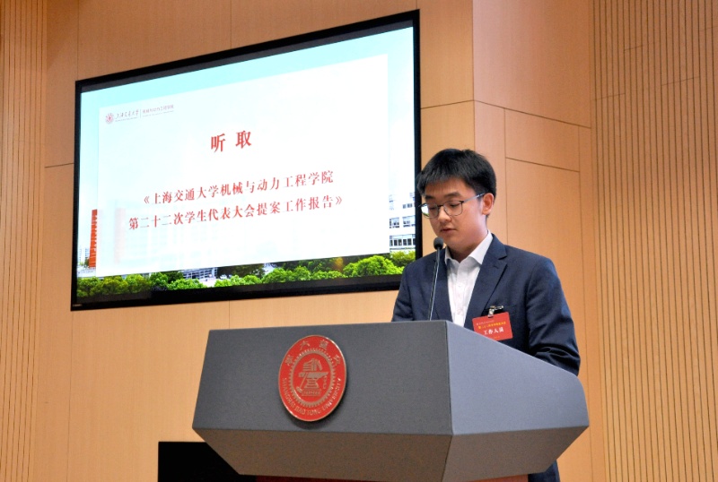 圖8 聽取提案工作報(bào)告_resized.jpg