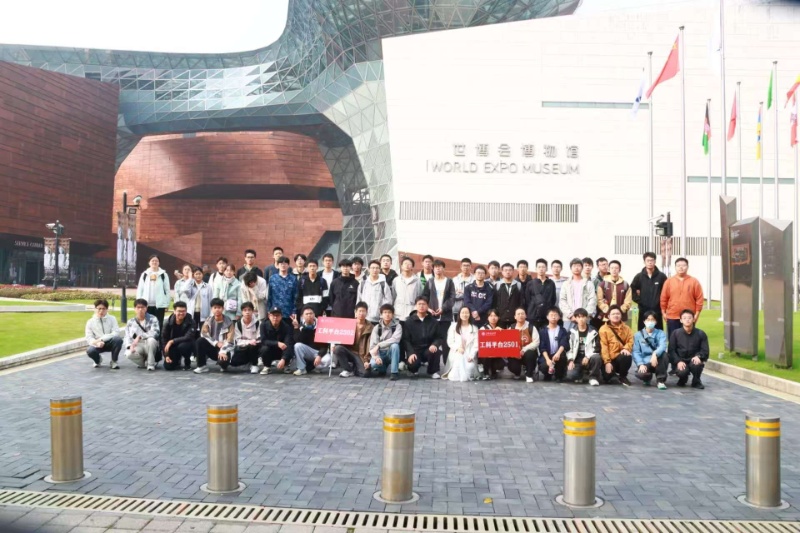 1762178645461829.jpg 圖片1:工科平臺2501與2502師生在世博會博物館前集體合影_resized.jpg