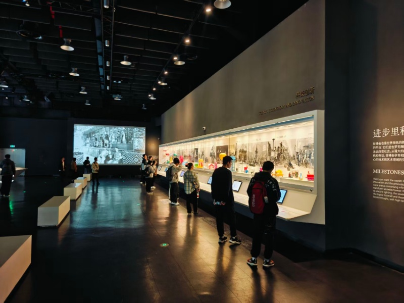 1762178655850211.jpg 圖片2:同學(xué)們認(rèn)真參觀歷屆世博會的代表性展品_resized.jpg