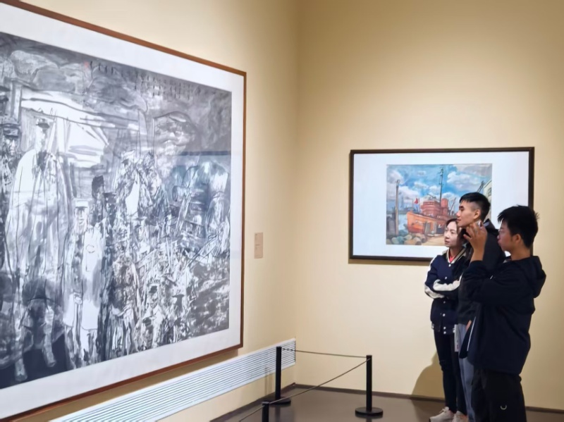 1762178664978475.jpg 圖片3:中華藝術(shù)宮紅色主題油畫前同學(xué)駐足感悟畫面_resized.jpg