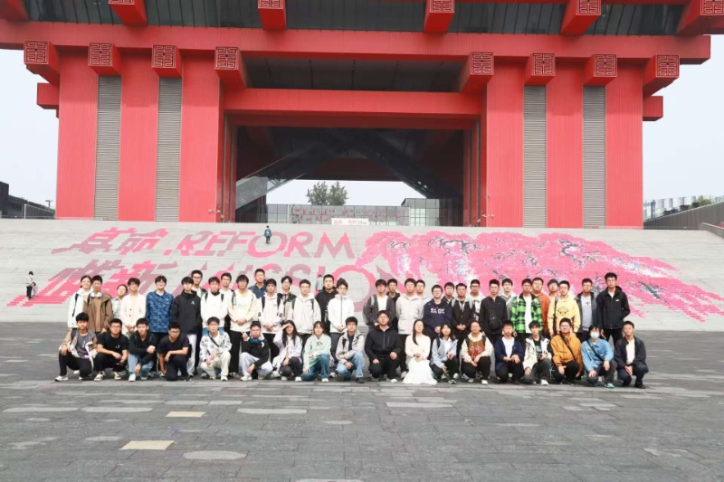 1762178675136089.jpg 圖片4:工科平臺2501與2502師生在中華藝術(shù)宮前集體合影_resized.jpg