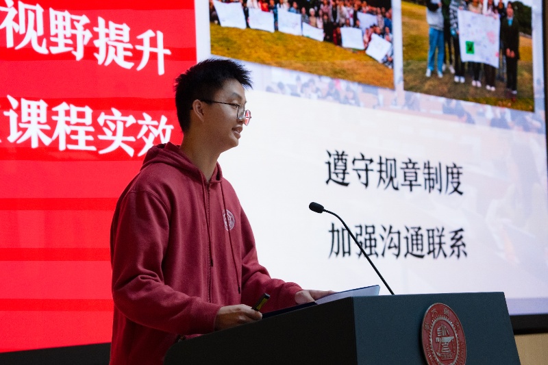 圖3 黃凱揚(yáng)老師介紹啟航營活動(dòng)安排_resized.jpg