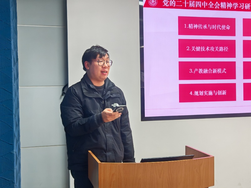 圖5 小組代表上臺(tái)發(fā)言-1_resized.jpg